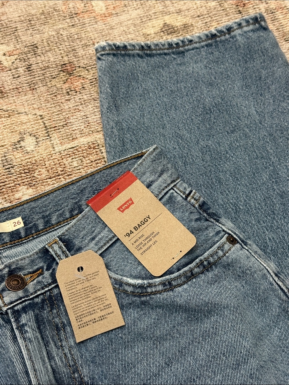 Woman’s NWTs 26x31 ‘94 Baggy Levi’s Jeans - Picture 2 of 11